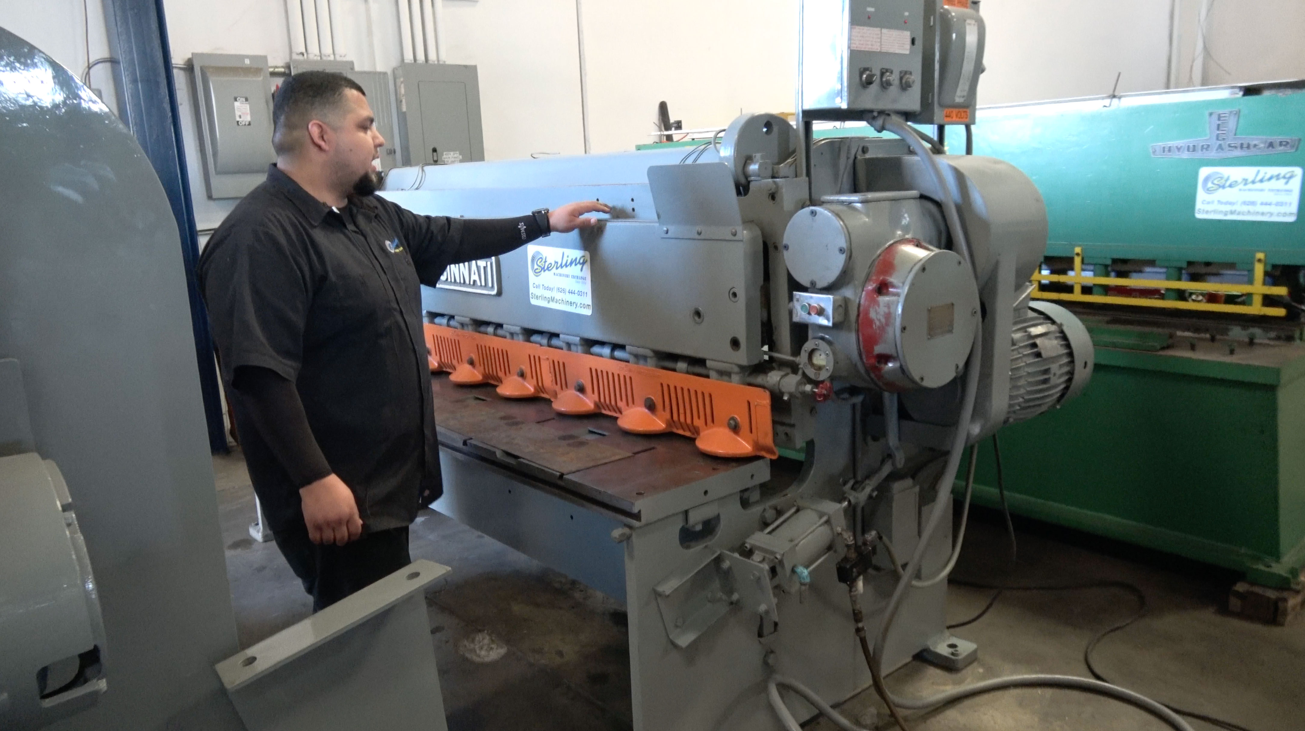 Cincinnati, Inc-10 Ga. X 8 'Usado Cincinnati Power Shear, Mdl. 1008, Manual de Operaci�n Trasera Manual, Man�metro Trasero, Brazo Cuadrado, 2 Soportes Delanteros, Embrague Del Viaje Del Aire, Contrapeso Dual, Sistema De Lubrificaci�n De Un Solo Tiro, Pedal El�ctrico, # 8-01