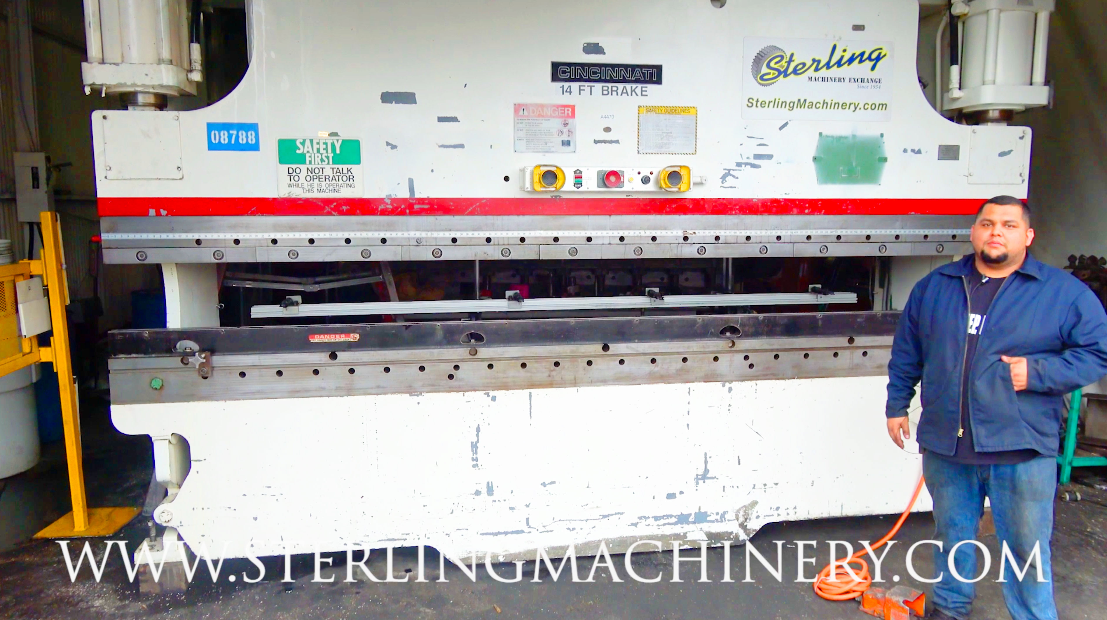 Cincinnati, Inc-175 Ton x 14 'Usados Cincinnati Freno de Prensa CNC de Alta Densidad Hidr�ulica, Mdl. 175CBX12, cortinas de luz de ISB, automec CNC1000 - 2 CNC del eje CNC con el control trasero del CNC, controles duales de la palma en la RAM, paradas ajustables del resp-01